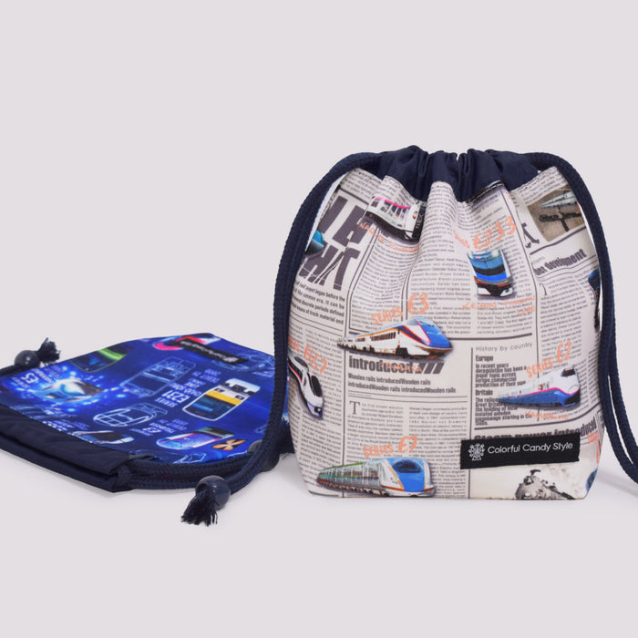 カラフルキャンディスタイルのコップ袋。持ち手付きのコップがすっぽり入り、楽に出し入れできます。かわいいマチ付きミニ巾着です。