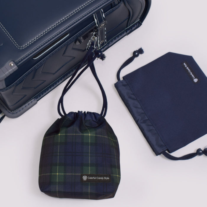 カラフルキャンディスタイルのコップ袋。持ち手付きのコップがすっぽり入り、楽に出し入れできます。かわいいマチ付きミニ巾着です。