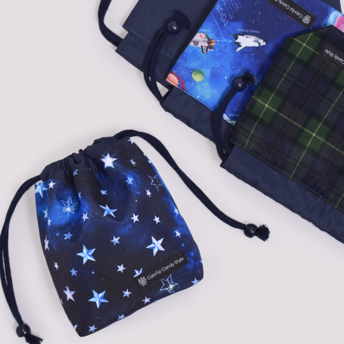 カラフルキャンディスタイルのコップ袋。持ち手付きのコップがすっぽり入り、楽に出し入れできます。かわいいマチ付きミニ巾着です。