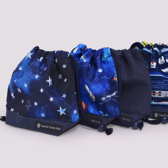 カラフルキャンディスタイルのコップ袋。持ち手付きのコップがすっぽり入り、楽に出し入れできます。かわいいマチ付きミニ巾着です。