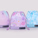 カラフルキャンディスタイルのコップ袋。持ち手付きのコップがすっぽり入り、楽に出し入れできます。かわいいマチ付きミニ巾着です。
