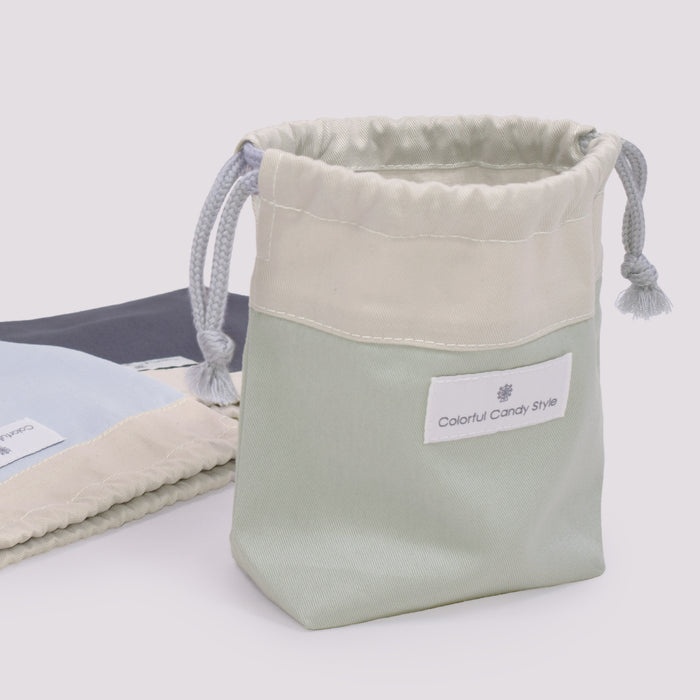 カラフルキャンディスタイルのコップ袋。持ち手付きのコップがすっぽり入り、楽に出し入れできます。かわいいマチ付きミニ巾着です。