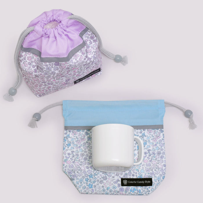 カラフルキャンディスタイルのコップ袋。持ち手付きのコップがすっぽり入り、楽に出し入れできます。かわいいマチ付きミニ巾着です。