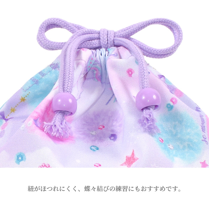 カラフルキャンディスタイルのコップ袋。持ち手付きのコップがすっぽり入り、楽に出し入れできます。かわいいマチ付きミニ巾着です。